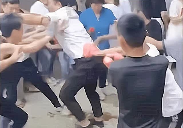 贵州黔南，男子发现妻子出轨朋友后，暴跳如雷，妻子却异常冷静，主动提出离婚，放弃所