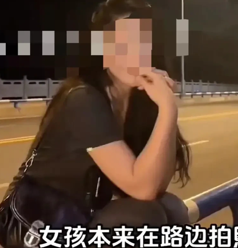 重庆，网传一年轻女子在路边拍照时，被醉酒男子骚扰，女子的朋友上前阻止时，二人还被