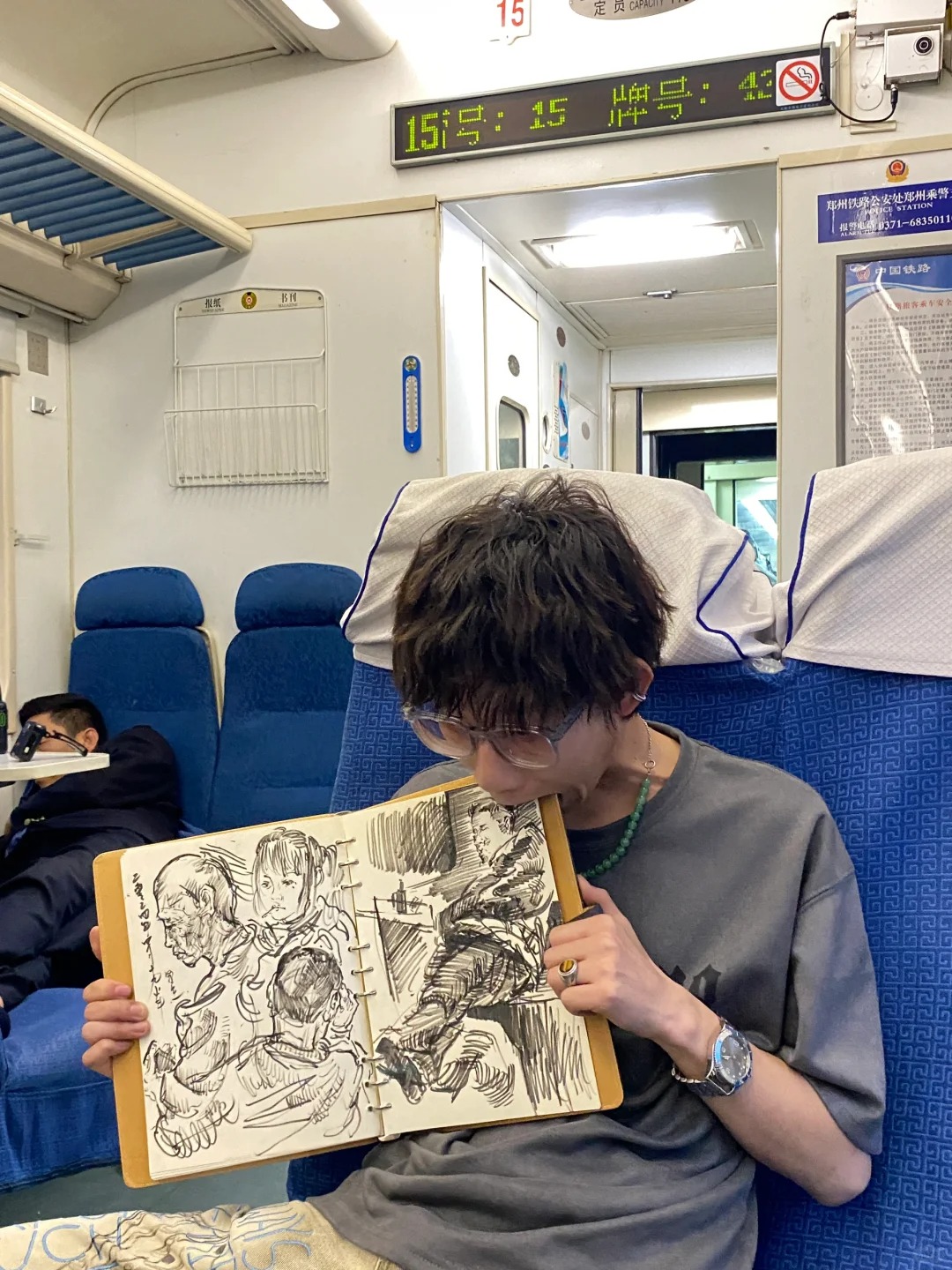 还是火车上画的速写有意思