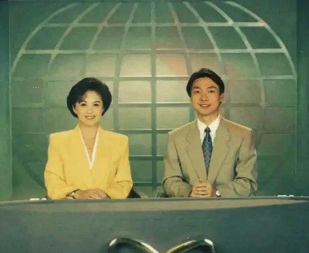 1994 年的新闻联播，康辉或许还在向着心中的梦想攀登。
他自幼就是“别人家的孩
