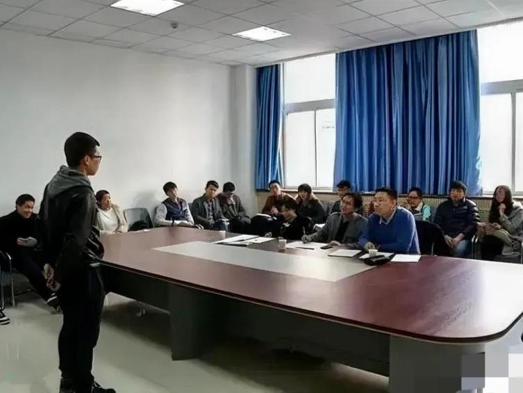    前不久去参加面试，面试官向我发问：“一杯牛奶倒入大海，要怎么拿回来？”我当