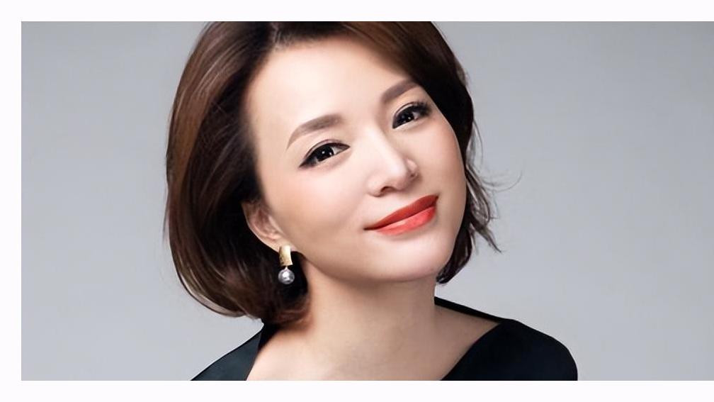 50岁董卿现身拉萨，素颜出镜似少女，同样50岁的朱迅却老的认不出