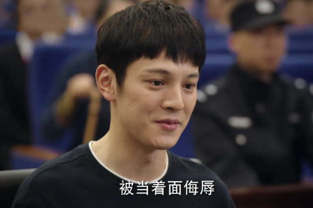 一年轻男孩因为保护妈妈而伤了人，法庭上，他在陈述时咆哮着:“我就想问一句，如果你