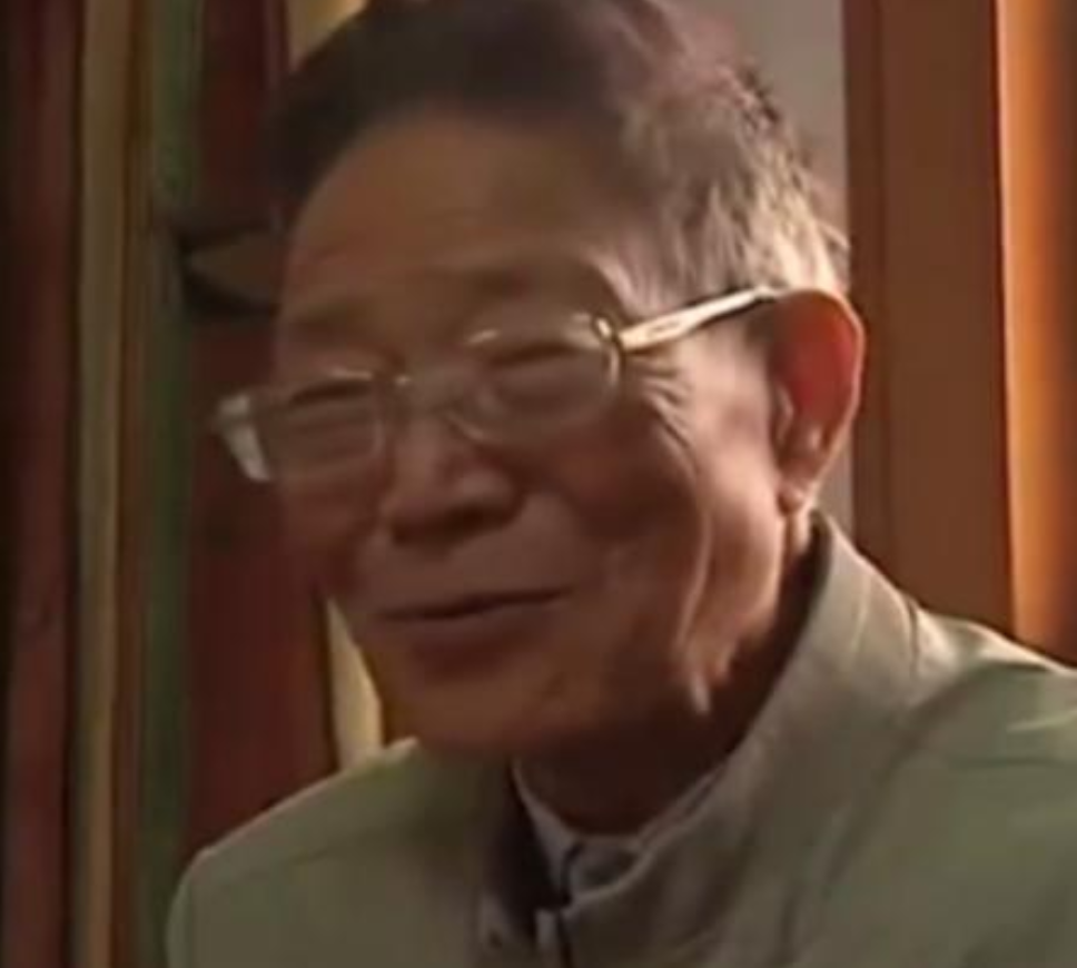 “我老了，不需要那么多钱。”2020年，一生抠门的大学教授王泽霖，却大手一挥捐出