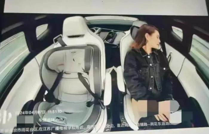 高颜值女主在车内自我享受，私密照片被智能摄像记录并上传数据后台遭外泄！！ 你们还