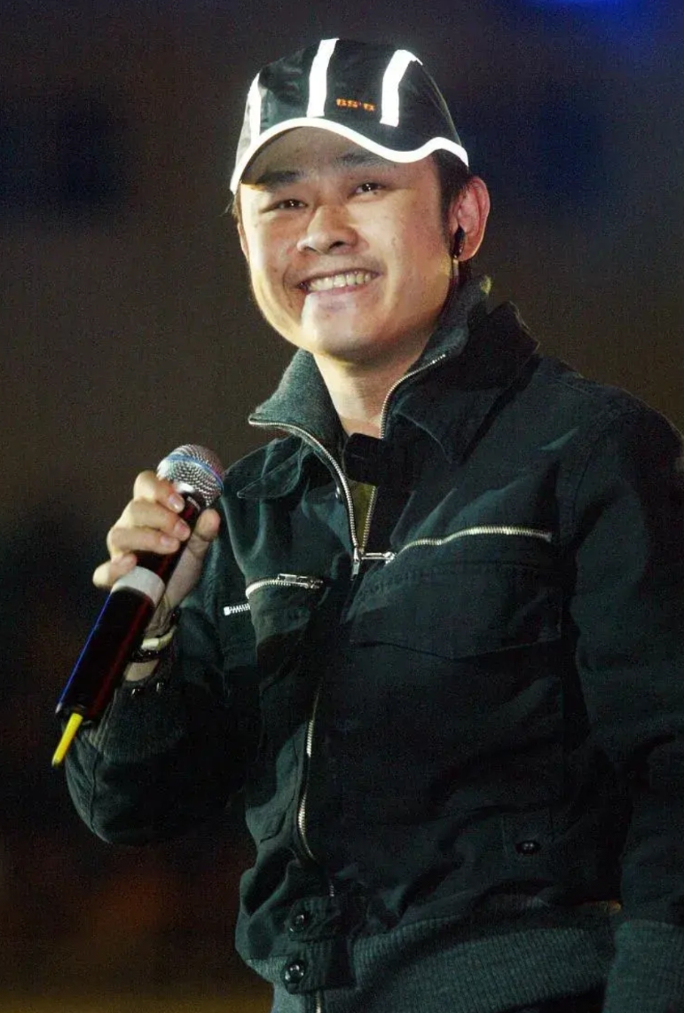别看刀郎在外面开演唱会这么风光，可是在啊呀啦嗦文化发展公司，他只是一个员工，一个