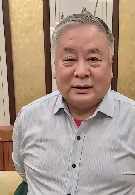 这位肥头大耳，虎背熊腰的老头，胖的差点都没认出来，五官争功，就是他说的相声，你猜