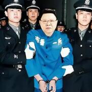2010年，重庆看守所，文强在被执行死刑前，接受了中青报记者的采访，他穿着白色的