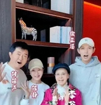 宝子们，最近李谷一老师的素颜照曝光啦！照片里的她瘦了好多，和舞台上的形象比起来，