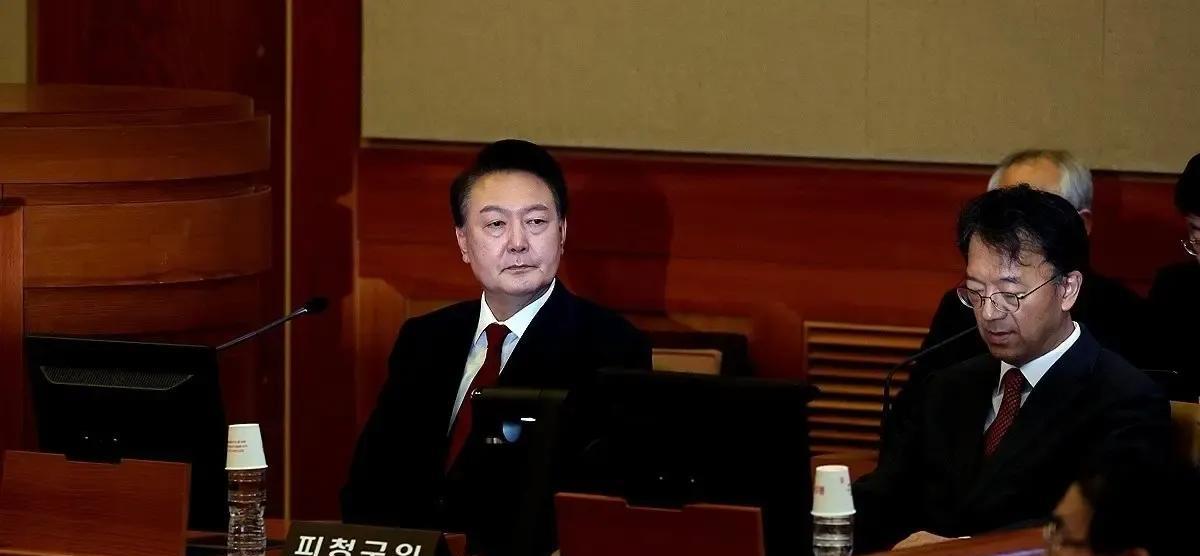21号尹锡悦参加宪法法院对他弹劾案的庭审辩论，这场辩论足足进行了1小时43分钟呢
