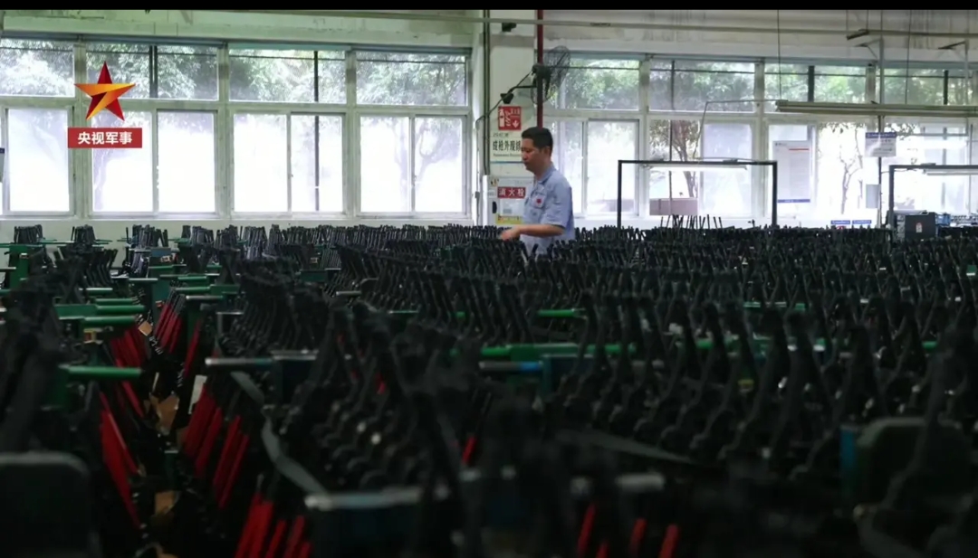 震撼无比的场面来了！央视的军事报道栏目中首次曝光了191突击步枪生产车间的画面！