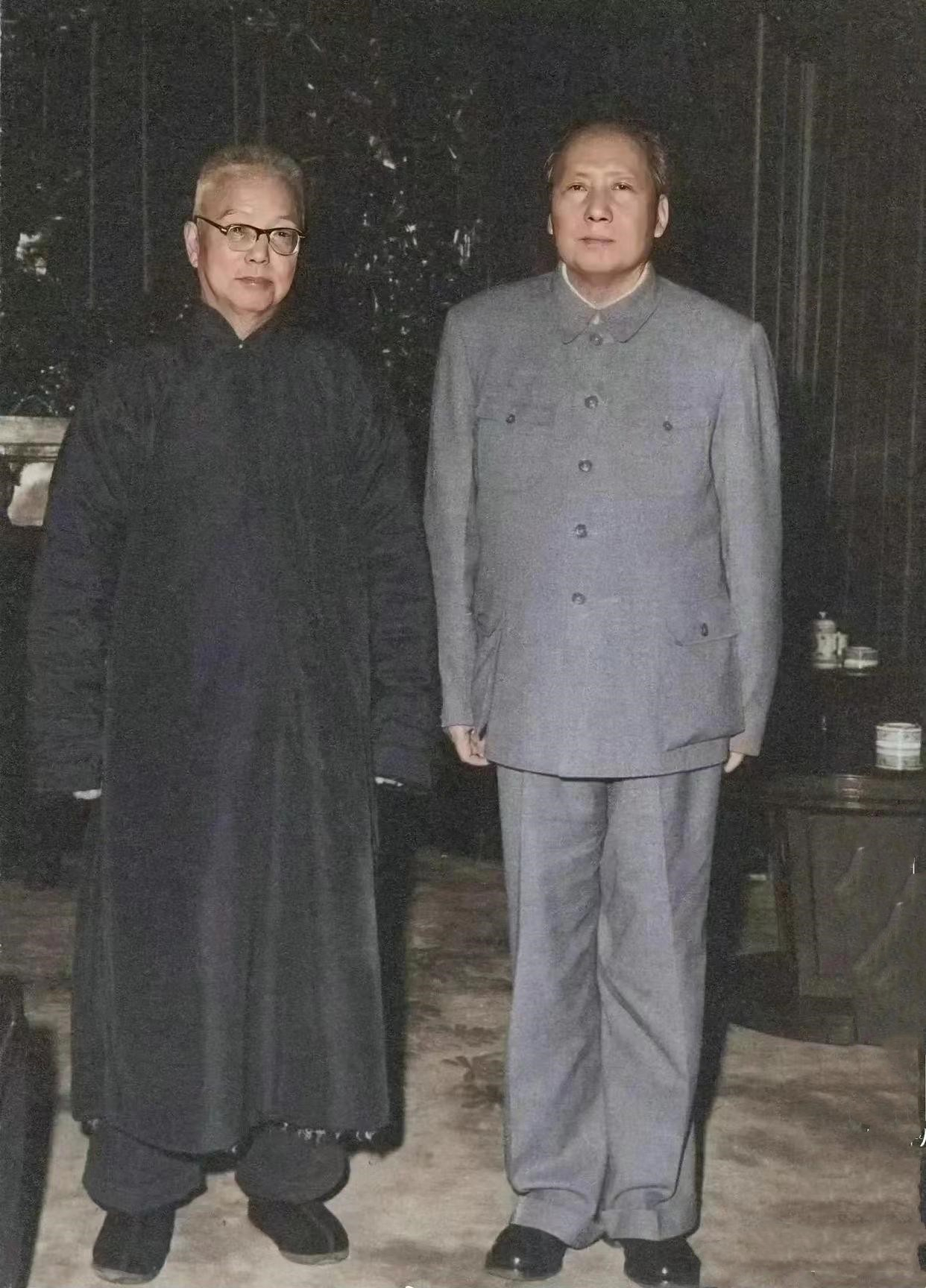上世纪五十年代，一张意义非凡的照片留存下毛主席与恩师王季范的身影。画面之中，身着