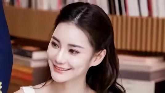 马筱梅空降麻六记直播间，人气飙升，小井很紧张连话也说不出来