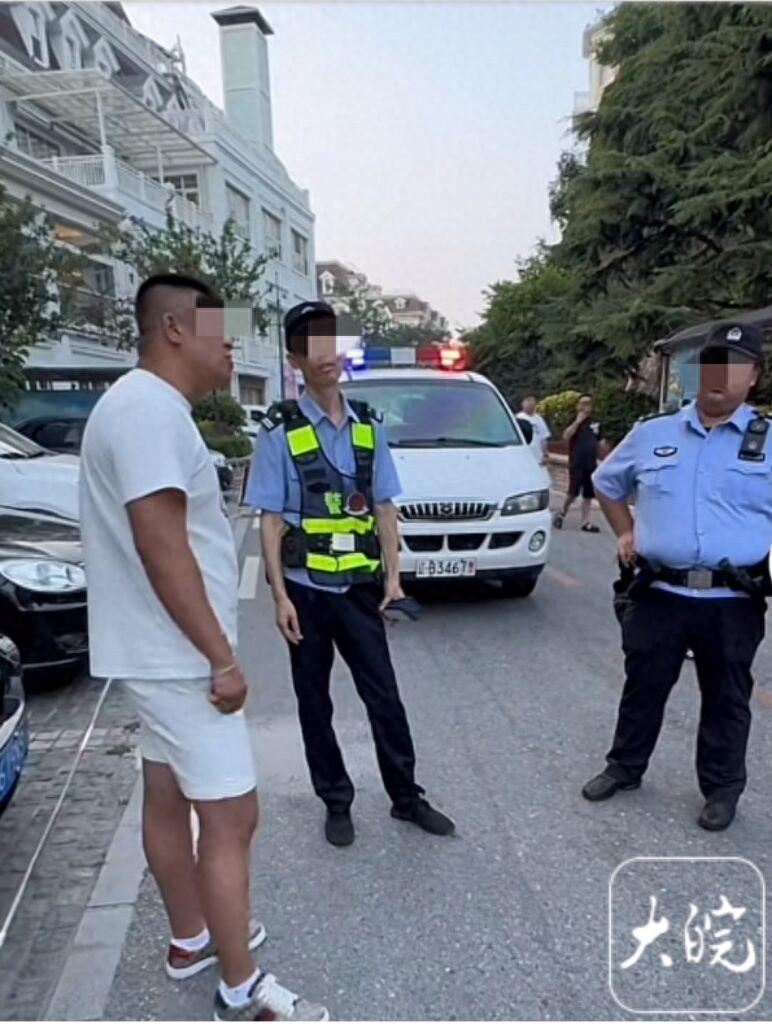 网红文龙又双叒叕报警了，这次在视频里直接对警察下命令，没错，真的是命令哦。不知道