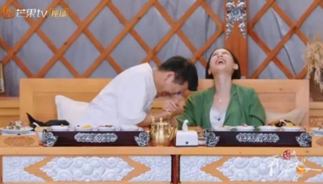 黄圣依和杨子，根本就不像是要离婚的两个人，这剧本痕迹太明显了。

制造话题刷流量