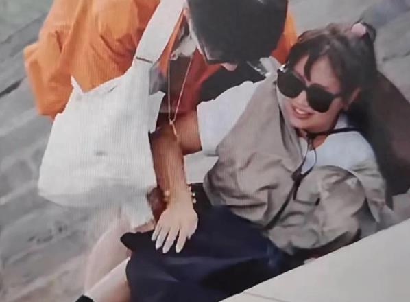 所有人劝李行亮去哄，就是他的日常生活！没有人想替他解决问题，感觉他好孤独！
 