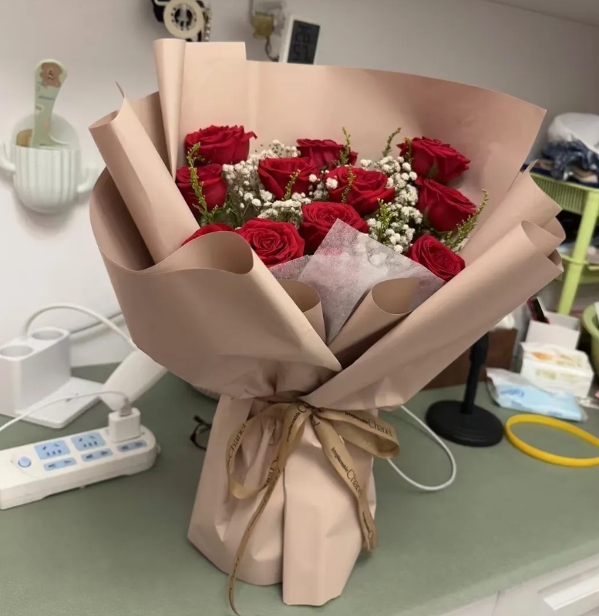 你们见过老公给婆婆送花的么?
昨天老公出差回来，手捧一束花，我以为是送给我的，结