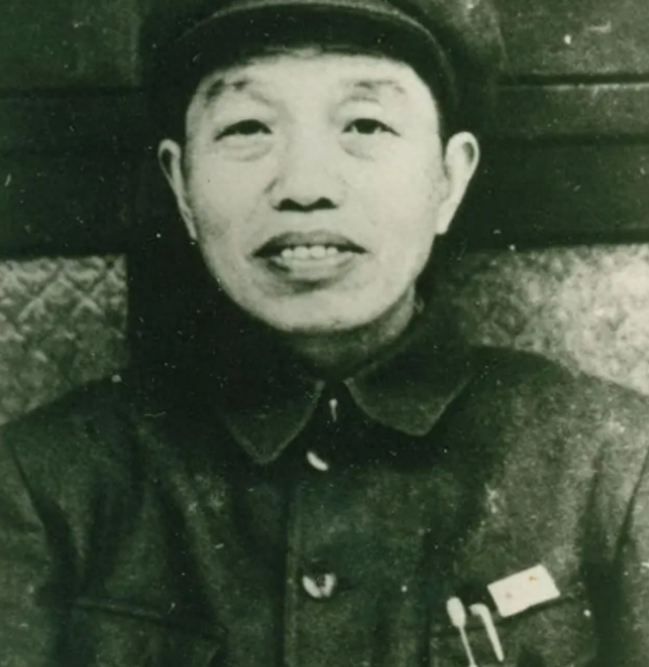 1941年，谭震林被特务拦住问话，一个挎着篮子的小媳妇走过来指着他就骂：“不就是