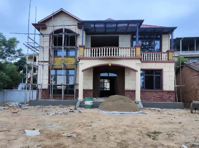 耐不住老公的软磨硬泡，去年回村建房，刚住半年就后悔了。

这几年起早贪黑的干，也