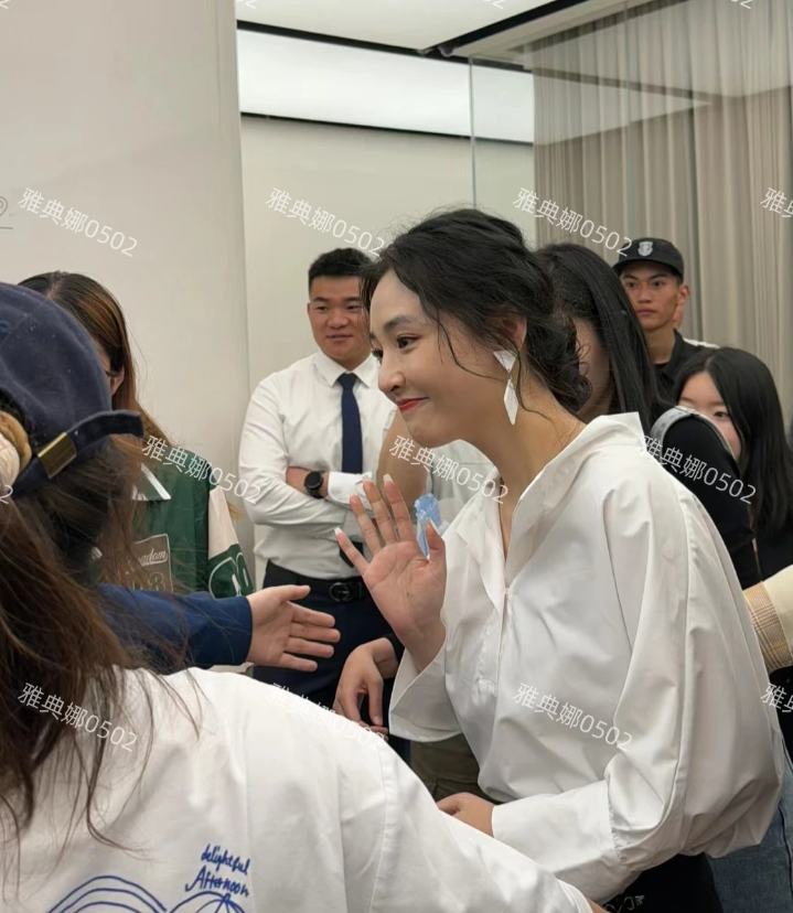 济南偶遇吴倩，本人很瘦很漂亮，笑起来很甜美特别有亲和力，但是她老了很多状态不年轻
