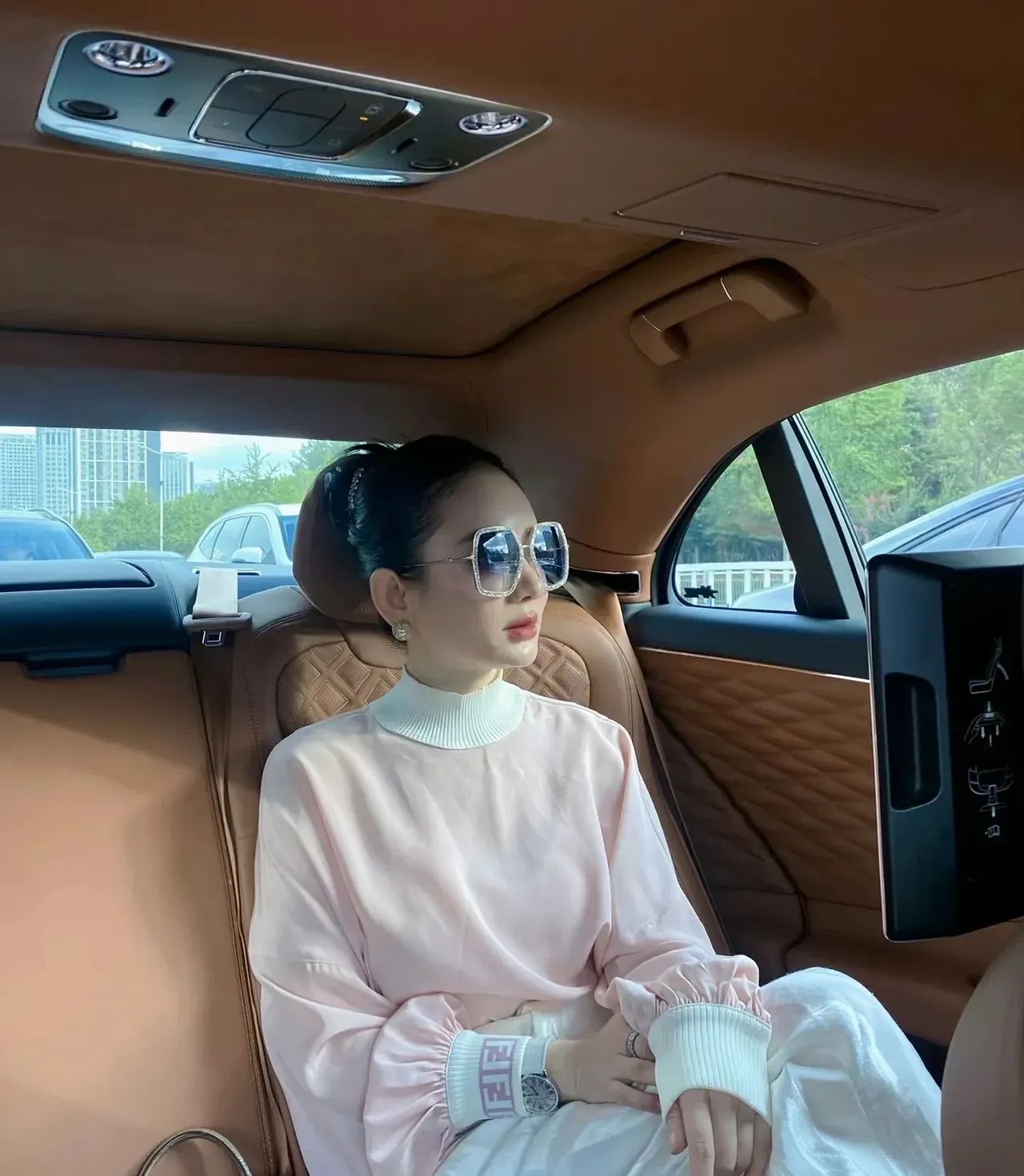老公以前是给一个做矿上机电的的老板当司机，后来因为老公人比较勤快有眼色，慢慢的老