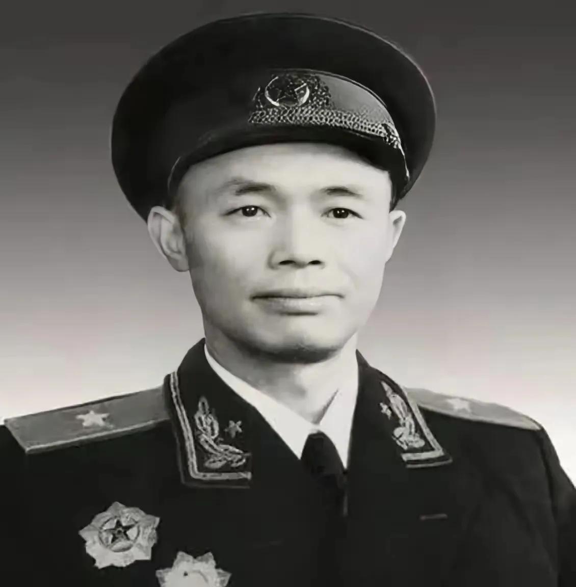 ?1984年6月24日，钟伟将军临终前，留下遗嘱：“亲爱的党，不必再给我发薪金了