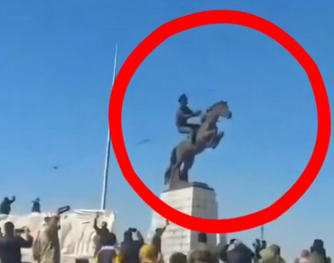 叙利亚反政府武装攻入阿勒颇，并将巴沙尔兄长的雕像推翻。

巴沙尔兄长叫巴西勒·阿