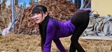 董明英的故事令人深思，她用坚定的信念和无畏的行动书写了自己不屈不挠的人生。尽管身