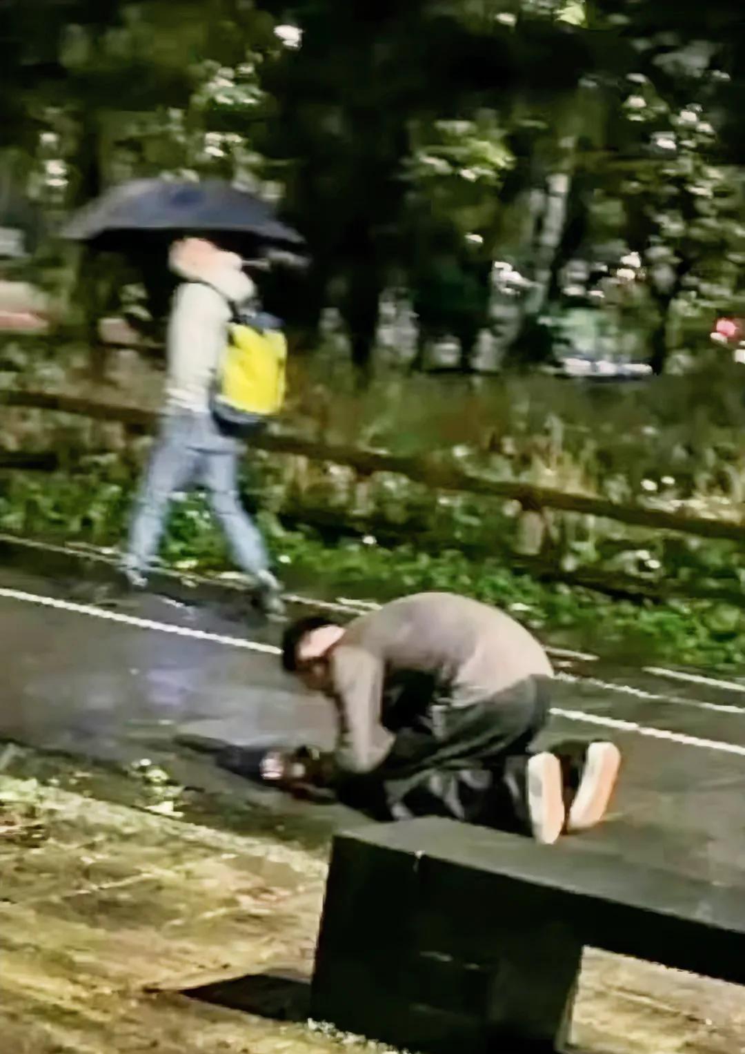 近日，汪小菲在台北街头深夜淋雨双膝下跪的画面疯传，引发大众热议。
大S的突然离世