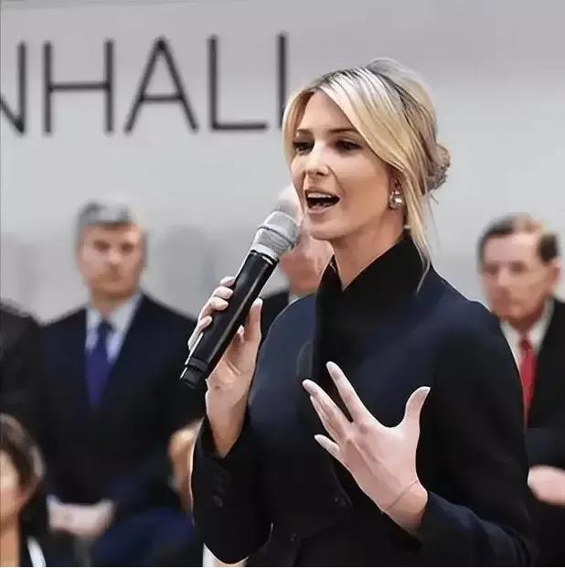 毕竟是名人之后。虽然伊万卡是纯粹的白人血统，但仔细看看不难发现，她与只有部分白人