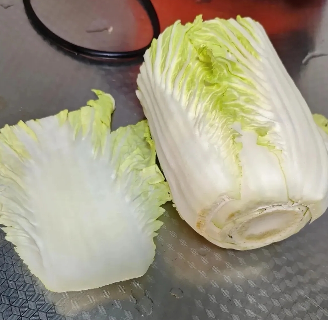 被老公气无语了！炒白菜，他永远只炒菜叶，菜帮全剩，我看着就来气。扔了吧，太浪费，