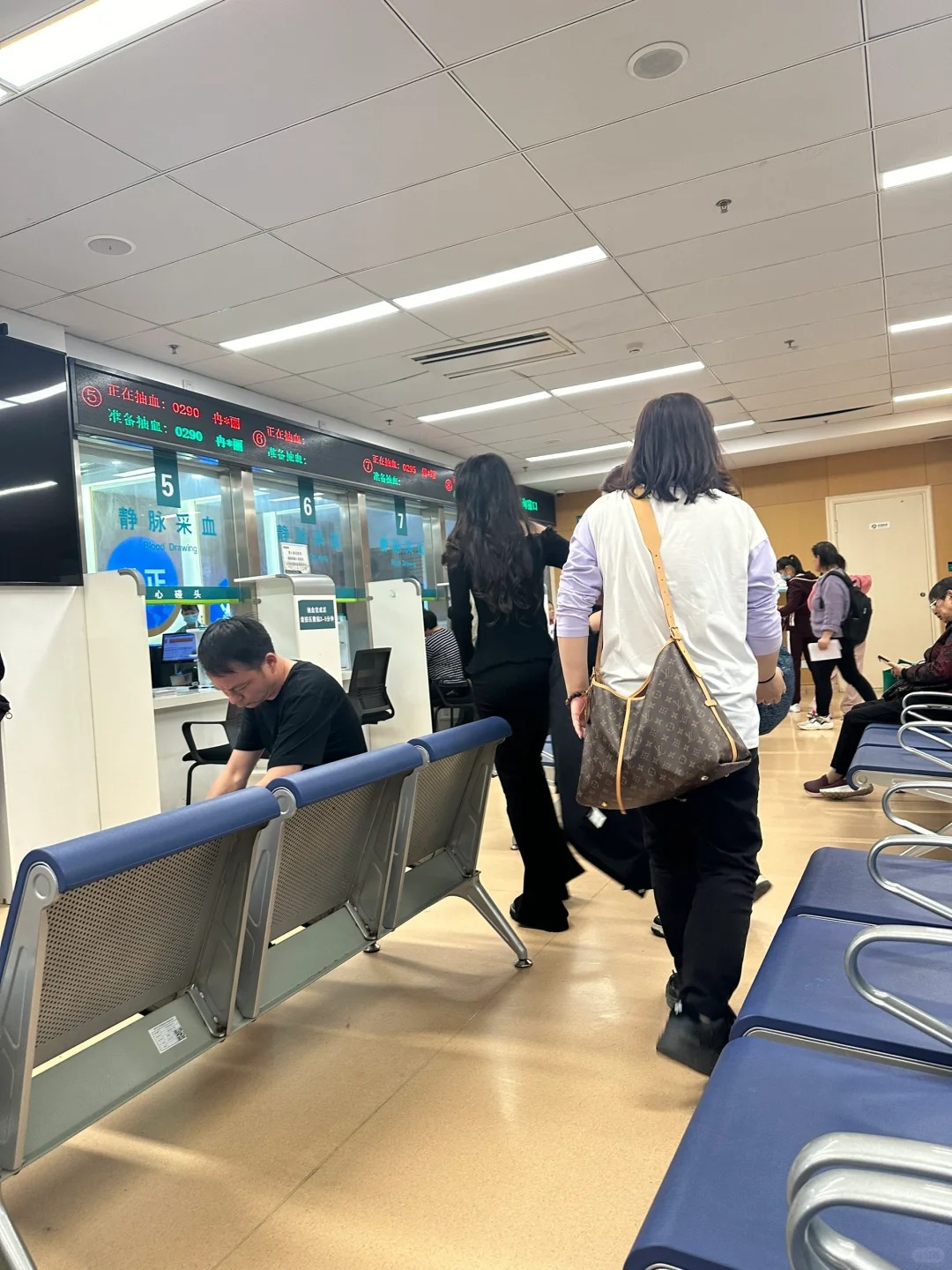 偶遇孟子义
等候时感觉边上的女生超美，一直忍不住转头看她
她也没带口罩相视一笑，