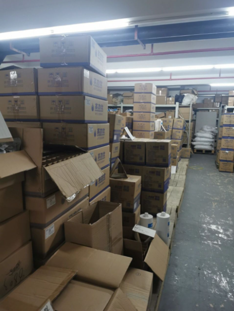 公司仓库的文员最近离职了，我就跟我邻居说一下，有兴趣可以去面试，3500一个月，