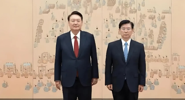 韩国警方真是颜面尽失！30名调查官，加上120名警察，去抓捕尹锡悦，愣是大门都没