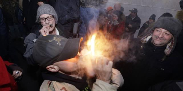美国烟民比例高达23.5%，为什么街上却很难看见抽烟的？

一位刚从美国回来的朋