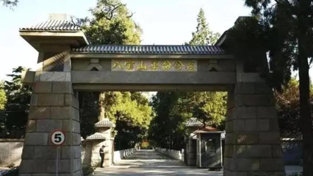 八宝山：神秘墓园背后的故事？