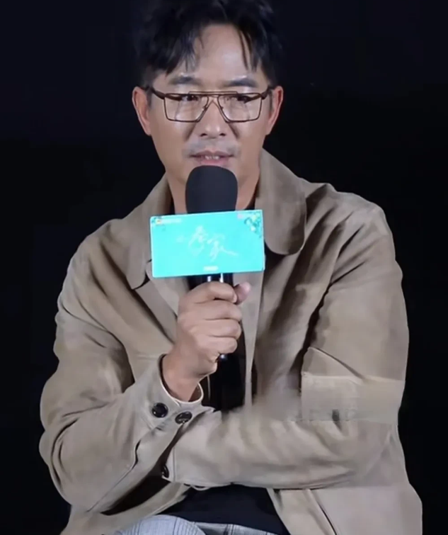 记者问郭晓东:“你赞同夫妻在婚姻里实行AA制吗？”郭晓东说:“不赞同。”记者好奇