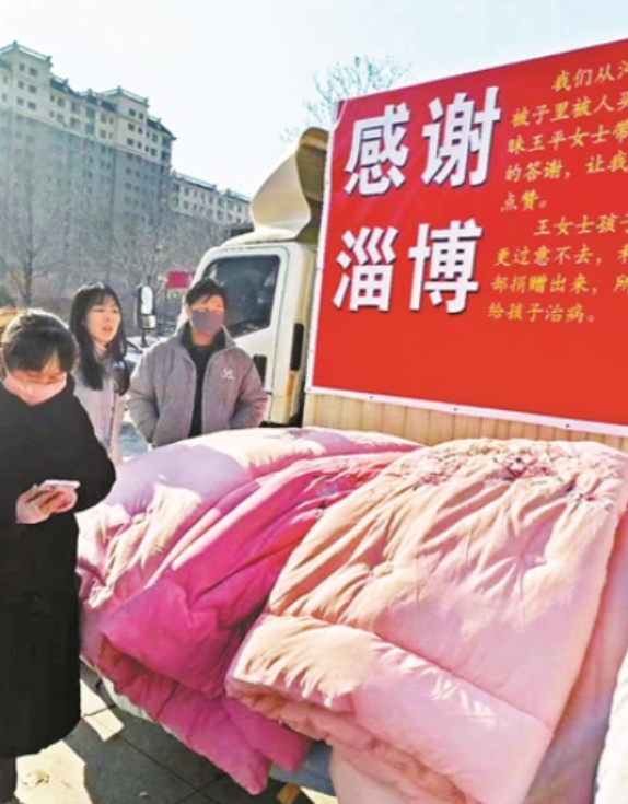 2023年，一女子把买的被子抱回家，却从里面掉出来7400元。她直接报警，并将钱