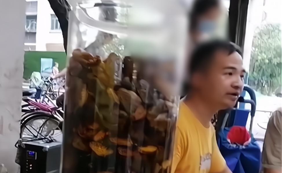 曾经在全国各地出现的“蛇酒骗局”，为什么现在不见了？在那些小摊上摆放的“蛇干”“