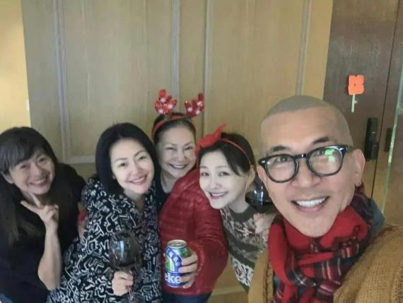 大S作为娱乐圈话题人物，从早期《流星花园》等作品走红，一直备受关注。平安夜合照曝