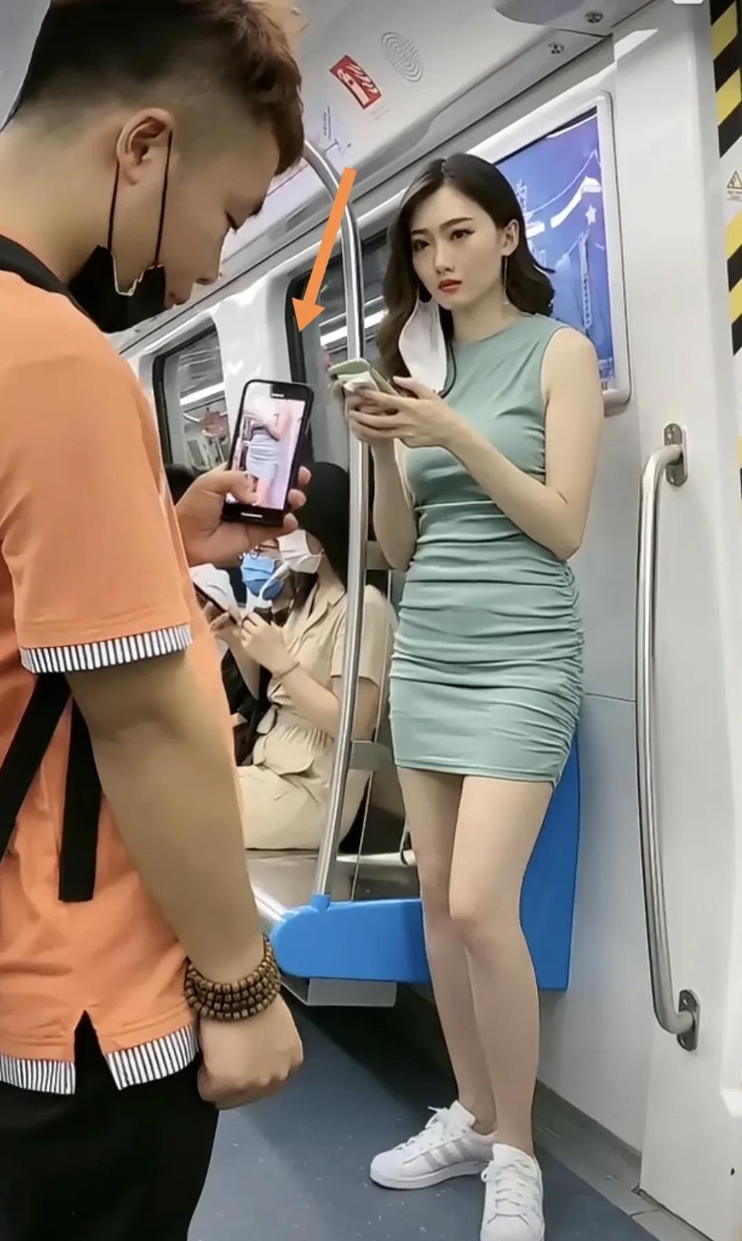 地铁上，小伙子看到对面有个身材曼妙的女子，忍不住打开手机悄悄对着她拍照。女子很快