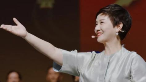 邓婕自然老去的样子太美了！穿刺绣长衫优雅到骨子里，65岁的脸无一丝皱纹