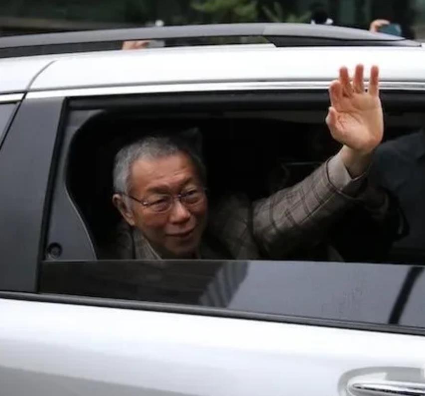 柯文哲今天下午正式宣布辞去民众党主席后乘车离开时，民众党支持者冒雨大哭追着柯文哲