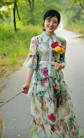 周涛的素颜真美！笑起来美如画。

圆圆的脸蛋，真的好漂亮！

一颦一笑太美啦！走