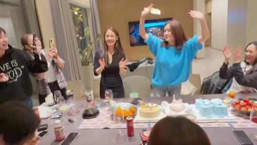 郑钧妻子42岁生日，众明星上门送礼祝贺，北京豪宅内景曝光