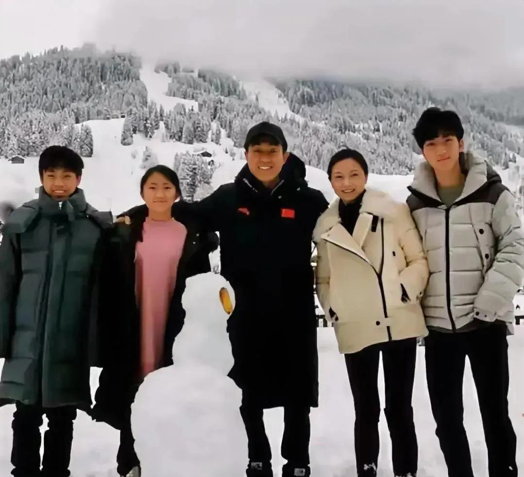 71岁的张艺谋带着妻子儿女，回西安老家一起玩雪了！
从小跟着妈妈陈婷在无锡长大的