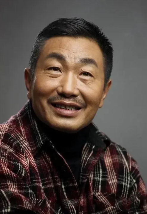 李静问杜源:“你和你老婆4岁就认识，到现在都60多年了，你不觉得你的人生单调点了