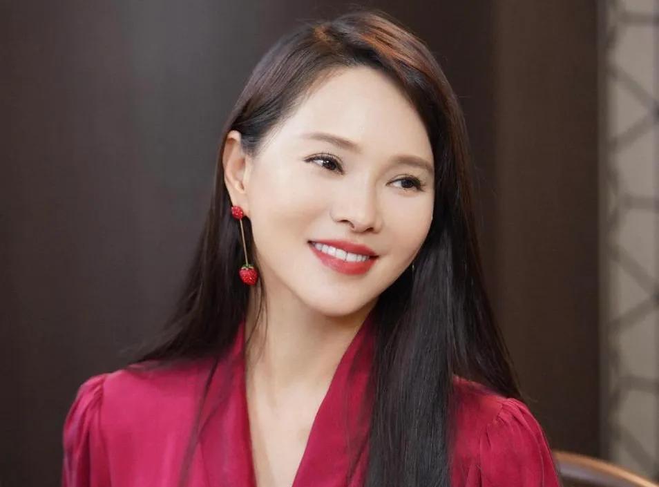 伊能静说，在我很小的时候，父亲就离开了我们，甚至连一张合照都没有留下。我们家有4