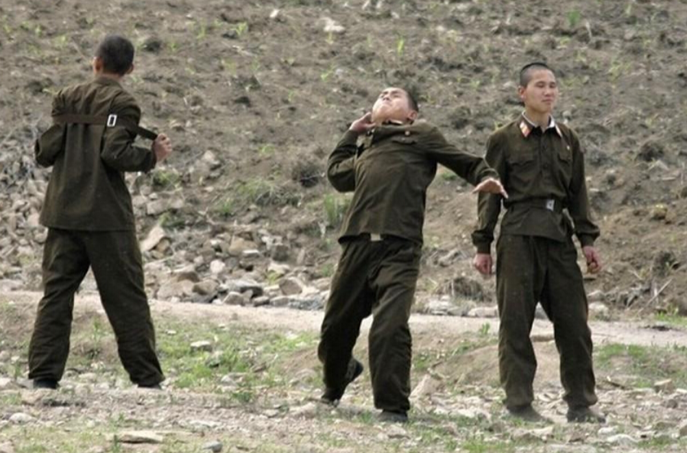 这仗没法打！朝140万人报名参军或复队，韩国人却在到处逃兵役。央视新闻消息，在局