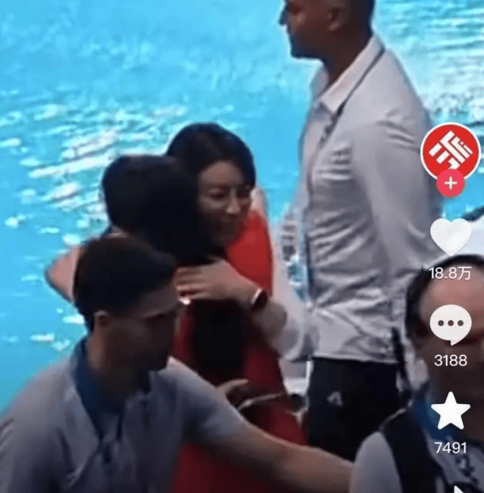 郭晶晶陈若琳拥抱,霍家喜事降临?霍启山有望脱单,网友纷纷磕cp(霍启山与郭晶晶的老公关系)-第1张图片-九妖电影 郭晶晶陈若琳拥抱,霍家喜事降临?霍启山有望脱单,网友纷纷磕cp(霍启山与郭晶晶的老公关系)-第1张图片-九妖电影